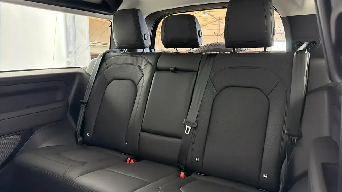 Used Land Rover Defender HSE 250 HP (183 kW) 2023 Black SUV