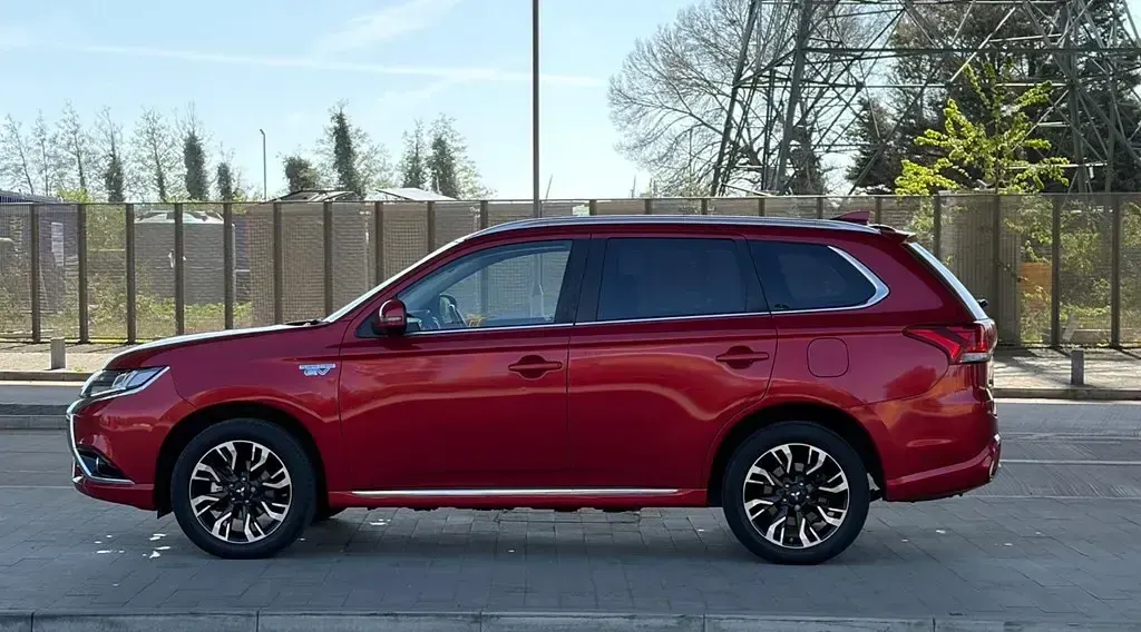 Usado Mitsubishi Outlander P-HEV 200 HP (147 kW) 2018 Vermelho SUV