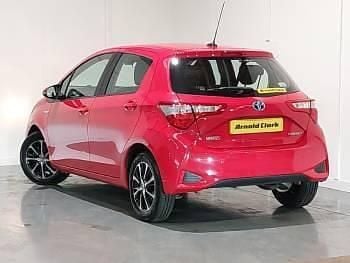 Used Toyota Yaris Hybrid 100 HP (73 kW) 2019 Red Hatchback
