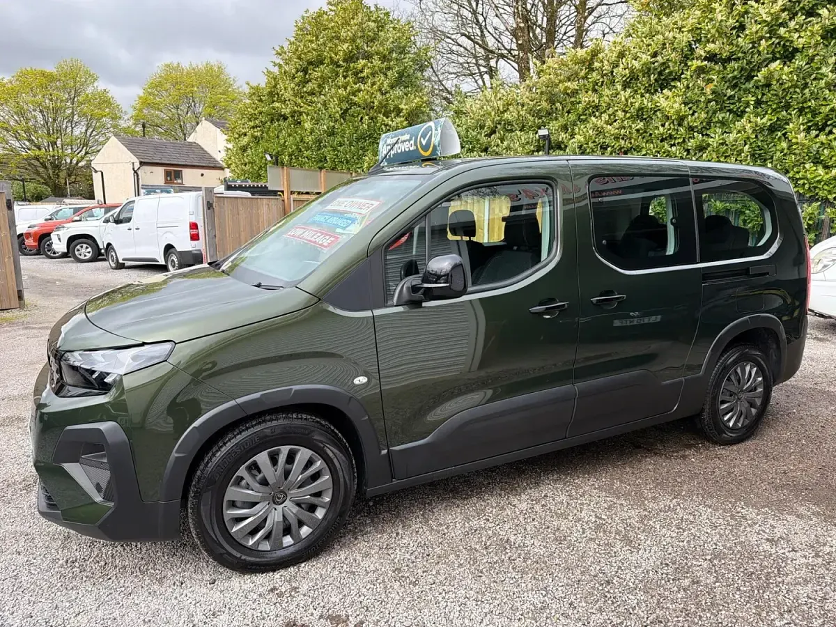 Nouă Peugeot e-Rifter Allure 100 kW (136 CP) 2025 Verde Monovolum