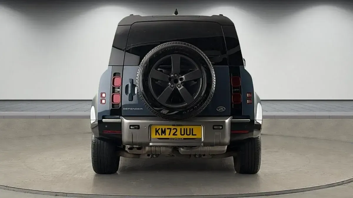 Used Land Rover Defender HSE Dynamic 300 HP (220 kW) 2022 Nebelquell blue SUV