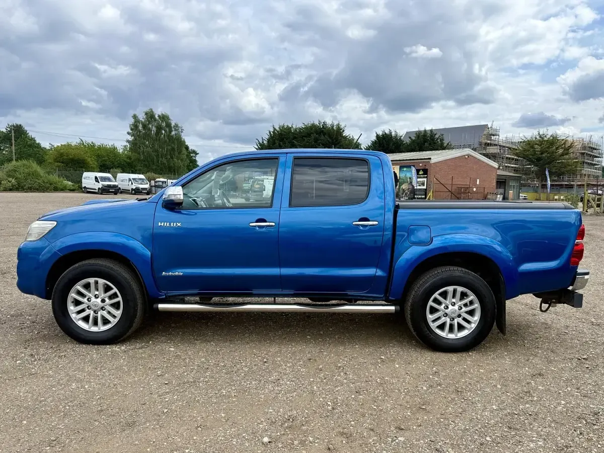 Used Toyota HiLux 169 HP (124 kW) 2015 Blue Pickup