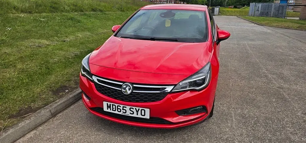 Used Vauxhall Astra SRi 105 HP (77 kW) 2015 Radiant red Hatchback