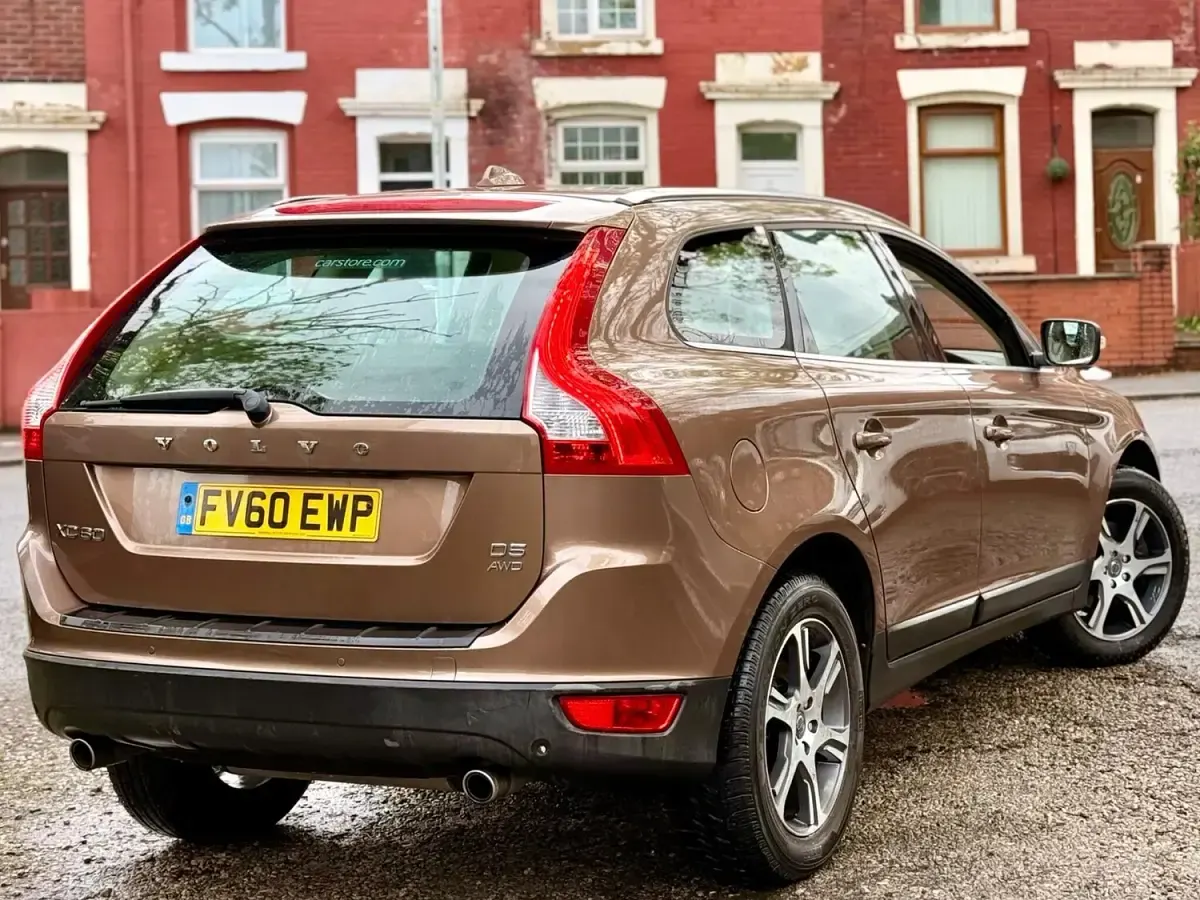 Usado Volvo XC60 SE Lux 2010 Marrón SUV