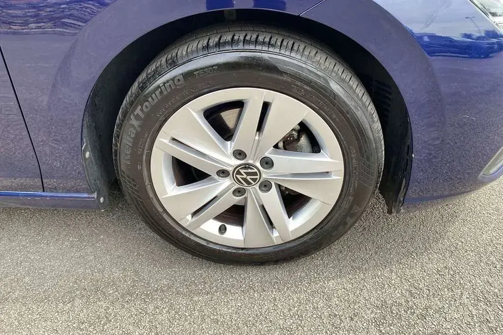 Used VW Golf VIII Life 150 HP (110 kW) 2023 Blue Hatchback