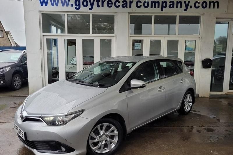 Silver Used 2015 Toyota Auris Hatchback | £6,795 (Fair price) - Image 1/1