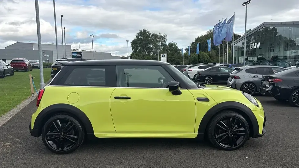 Used Mini Cooper Hatch 134 HP (98 kW) 2022 Yellow Hatchback