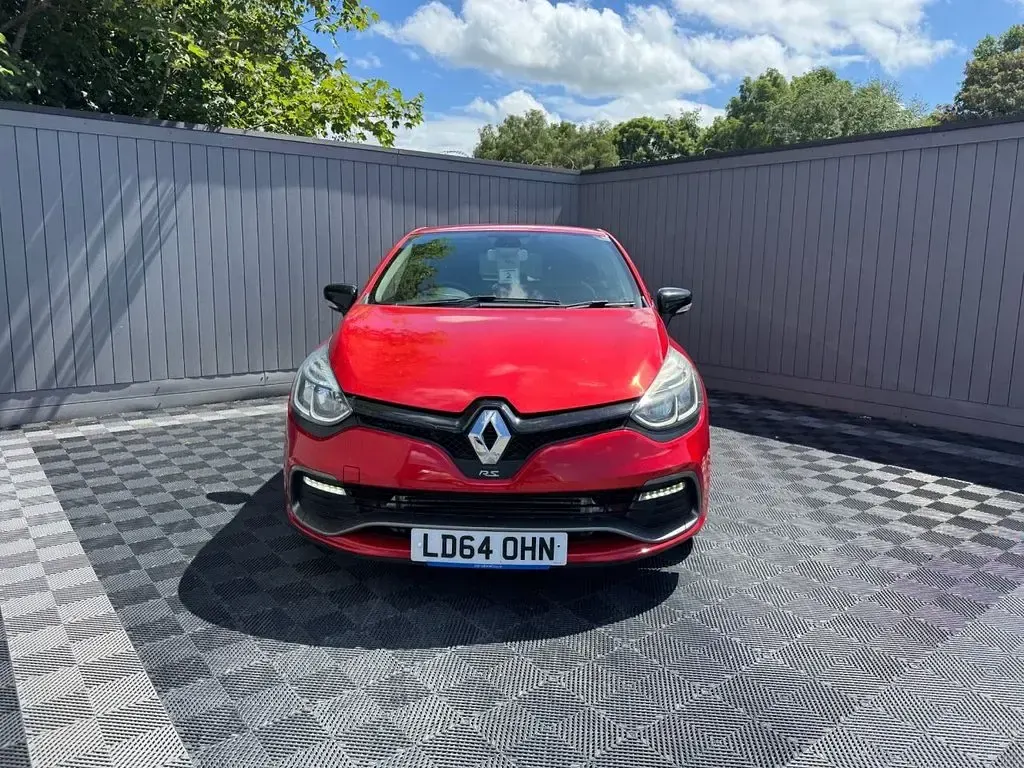 Used Renault Clio 200 HP (147 kW) 2015 Red Hatchback