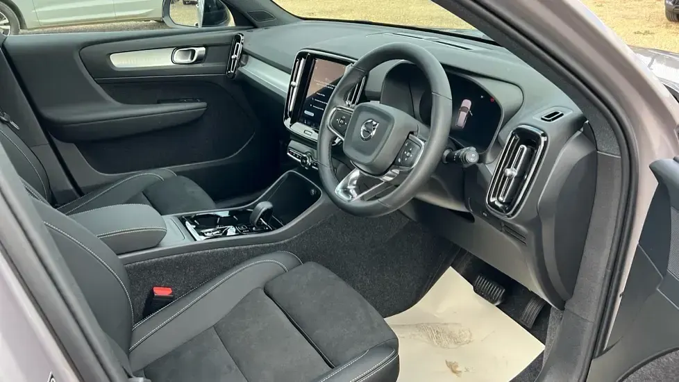 New Volvo XC40 Plus 163 HP (119 kW) 2026 Silver SUV