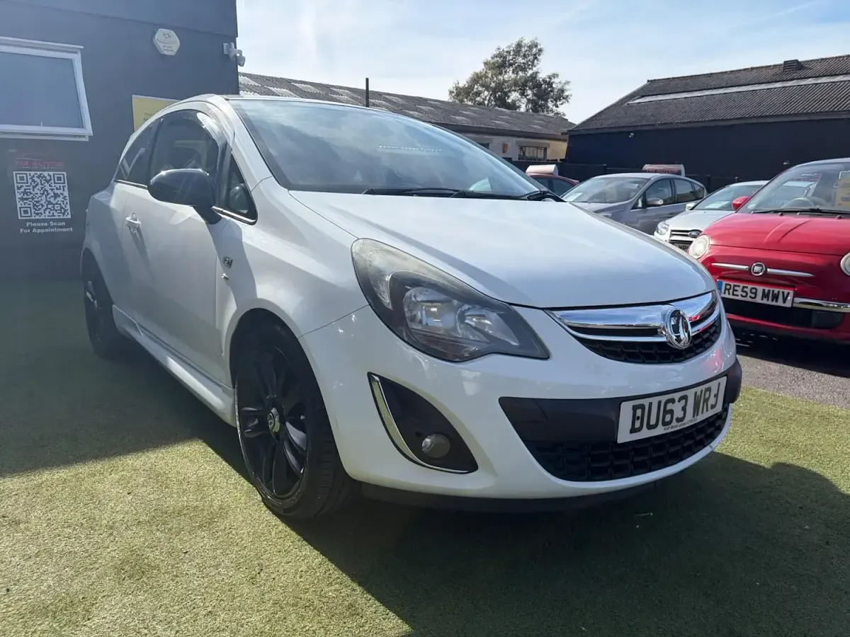 Used Vauxhall Corsa SRi 100 HP (73 kW) 2013 White Hatchback