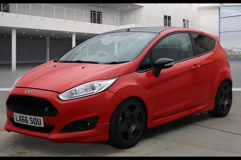 Used Ford Fiesta Zetec 140 HP (102 kW) 2016 Red Hatchback