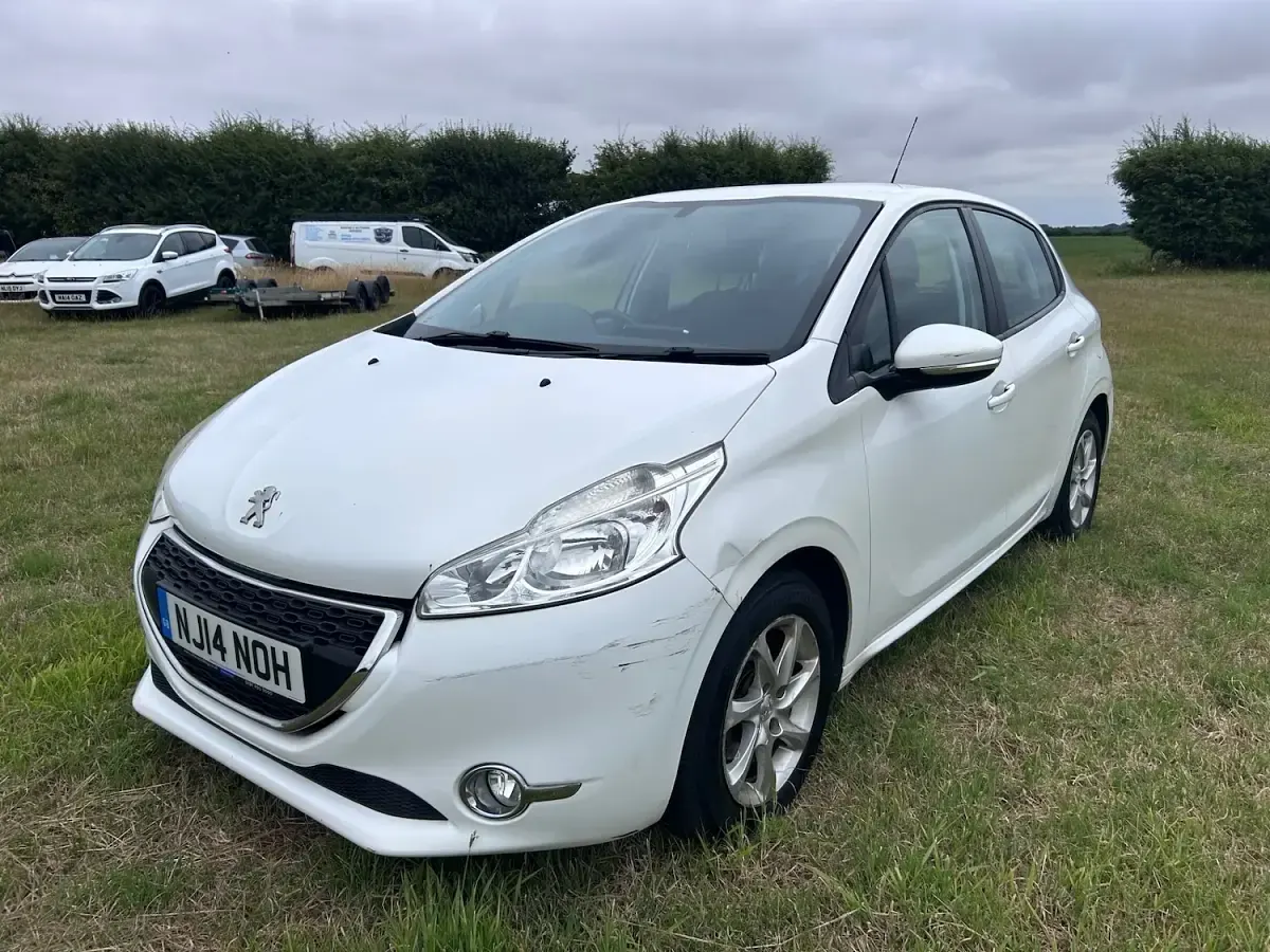 Used Peugeot 208 Active 82 HP (60 kW) 2014 White Hatchback