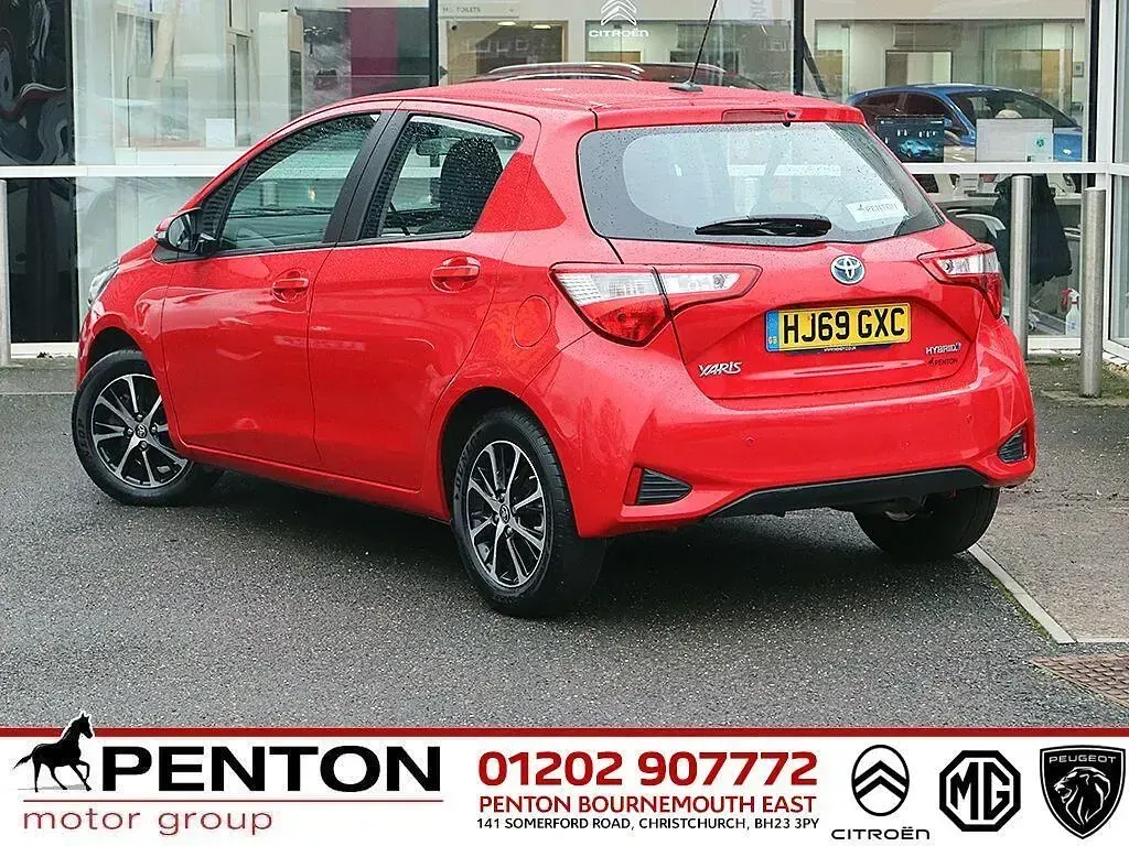 Używany Toyota Yaris Hybrid 2019 Czerwony Hatchback