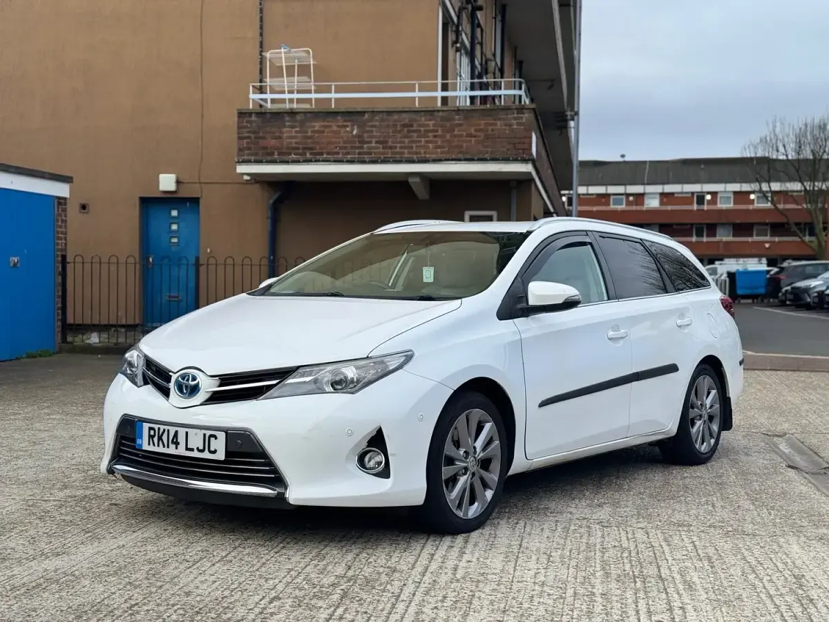 Used Toyota Auris Hybrid 136 HP (100 kW) 2014 White Estate