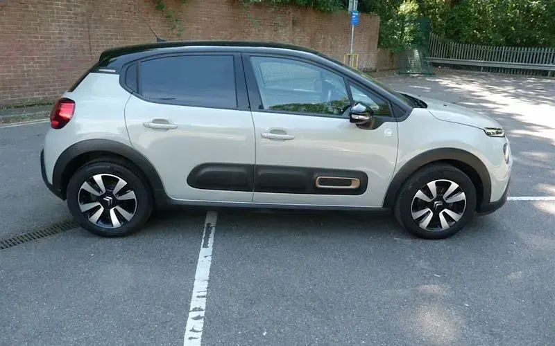 Used Citroën C3 PureTech 83 HP (61 kW) 2023 Beige Hatchback