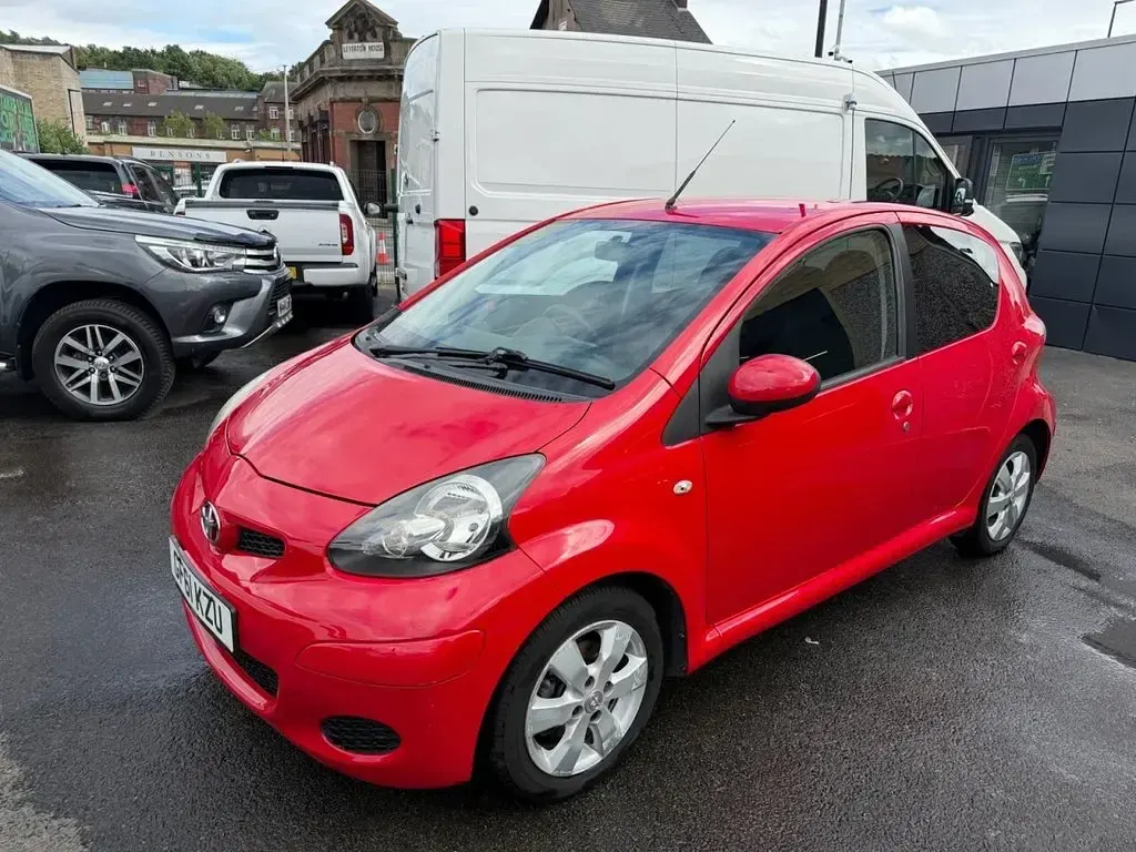 Used Toyota Aygo 67 HP (49 kW) 2011 Red Hatchback