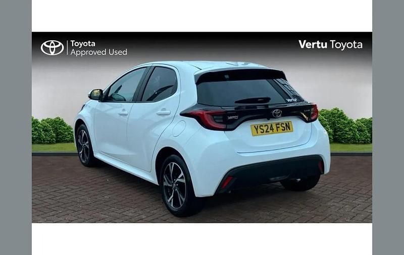 Used Toyota Yaris Hybrid Design 116 HP (85 kW) 2024 White Hatchback