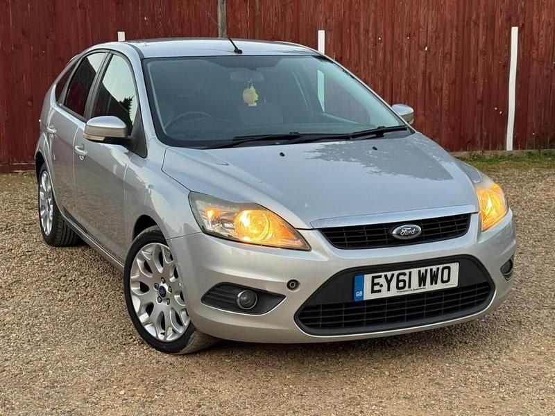 Used Ford Focus Zetec 110 HP (80 kW) 2011 Silver Hatchback