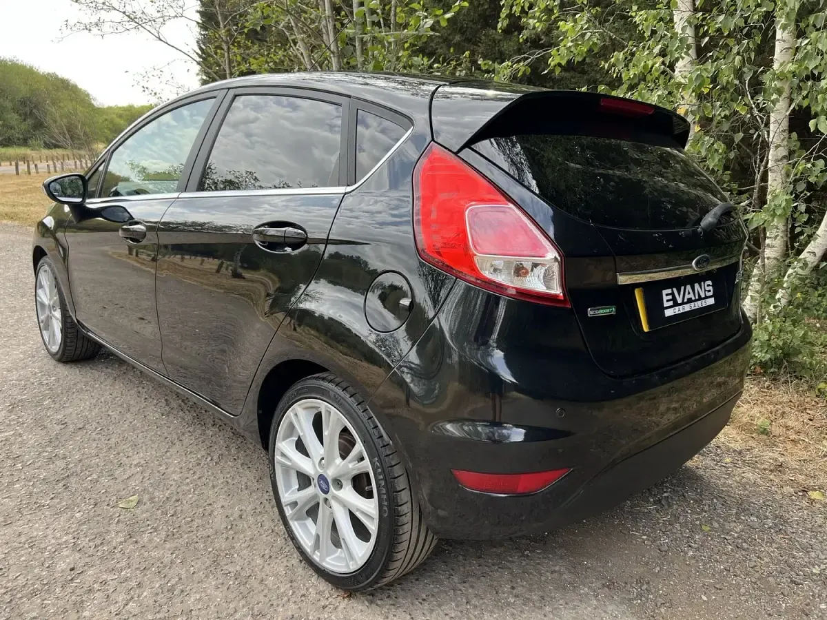 Used Ford Fiesta Titanium 125 HP (91 kW) 2013 Black Hatchback