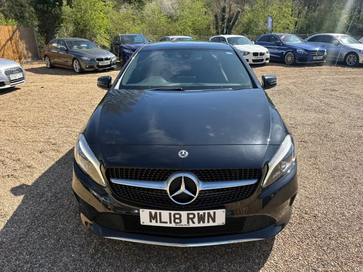 Begagnad Mercedes A180 Sport Edition 2018 Svart Halvkombi