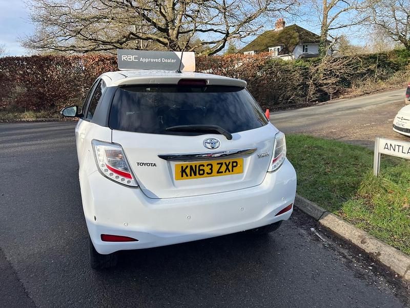 Used Toyota Yaris Trend 99 HP (72 kW) 2013 White Hatchback