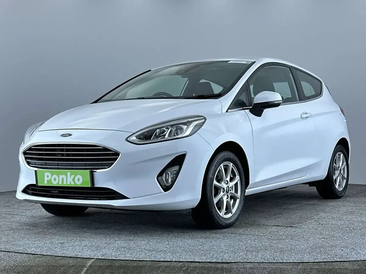 Used Ford Fiesta Zetec 70 HP (51 kW) 2018 White Hatchback