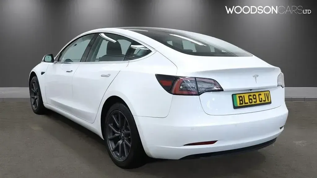 Used Tesla Model 3 Standard Range Plus 177 kW (241 HP) 2019 White Sedan