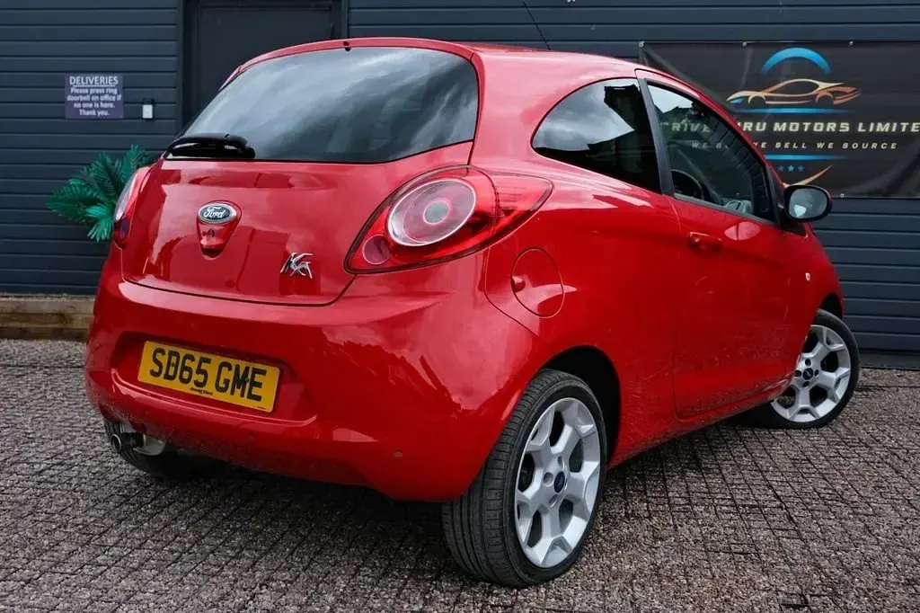 Begagnad Ford Ka Zetec 69 HK (50 kW) 2016 Röd Halvkombi