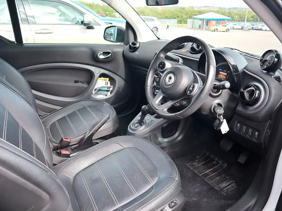 Used Smart ForTwo Coupé Premium 71 HP (52 kW) 2019 White Coupe