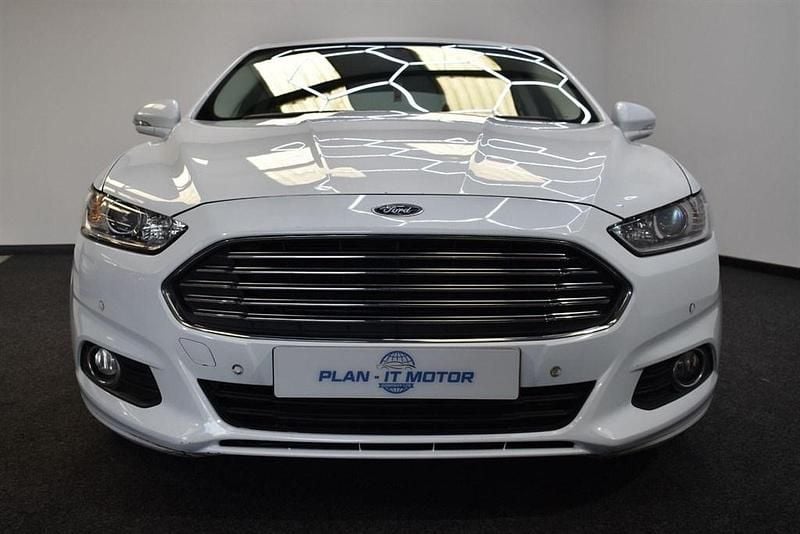 Used Ford Mondeo Zetec 2015 White Hatchback