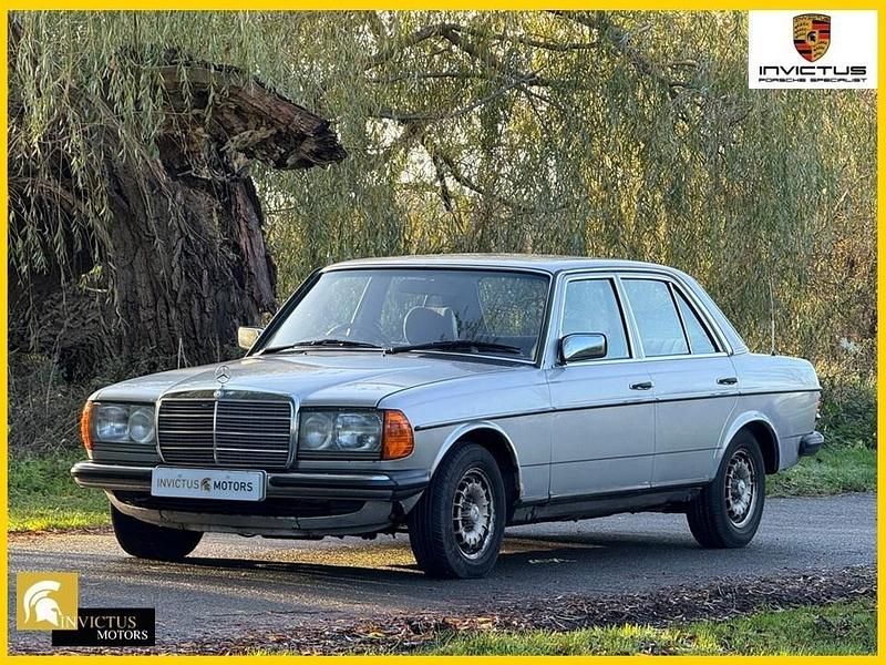 Used Mercedes E230 1985 Silver Sedan