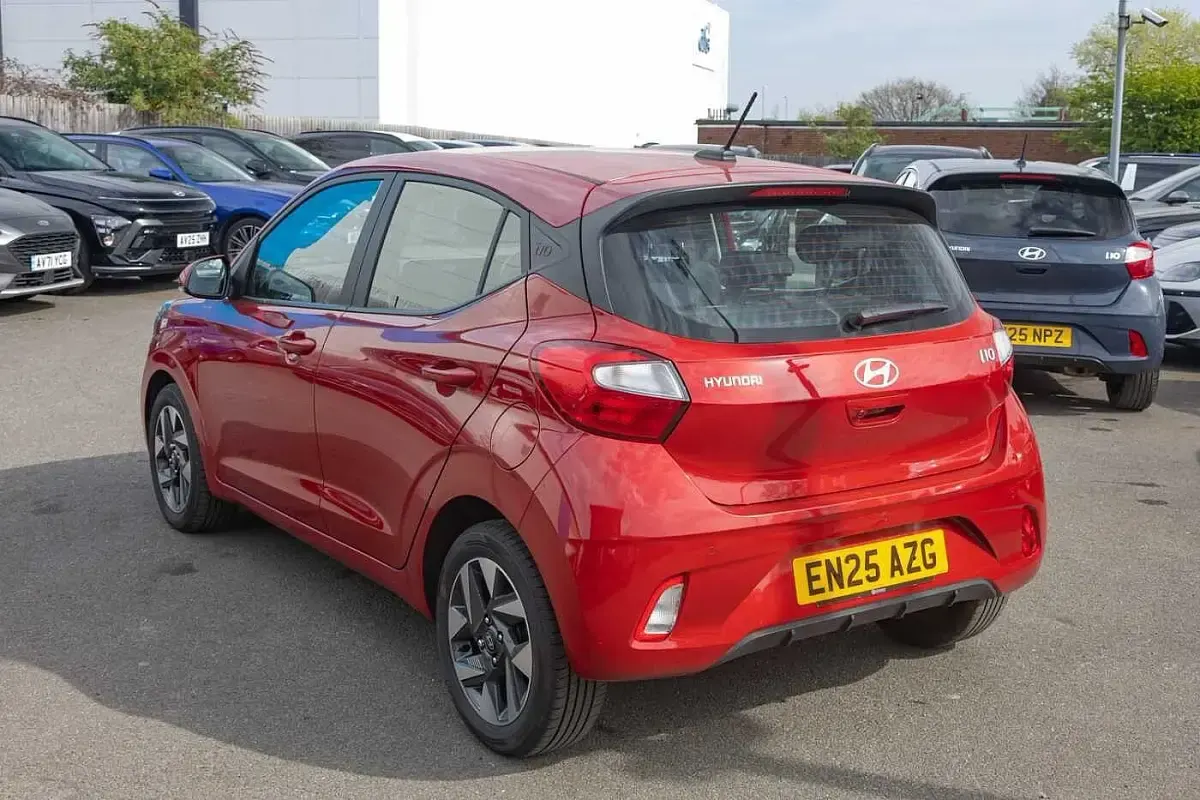 Używany Hyundai i10 Advanced 83 KM (61 kW) 2025 Czerwony Hatchback
