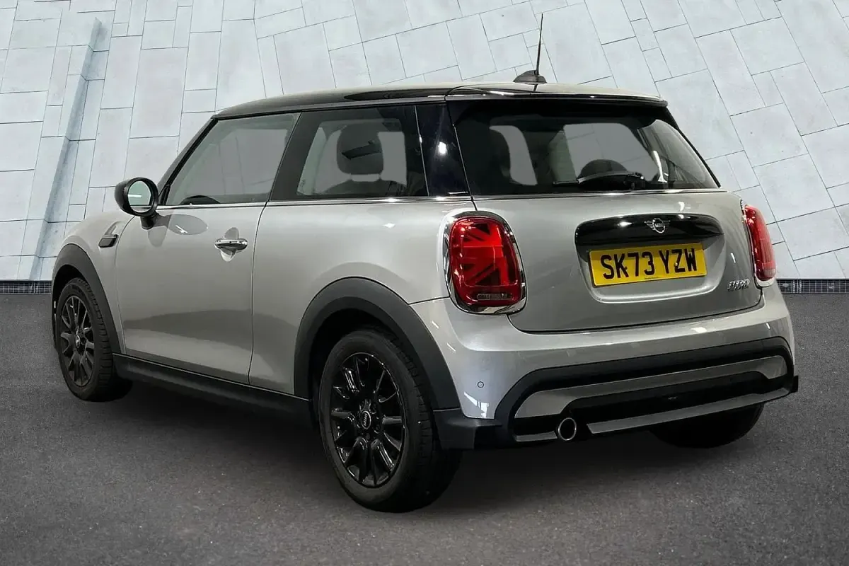 Używany Mini Cooper Classic 134 KM (98 kW) 2023 Srebrny Hatchback