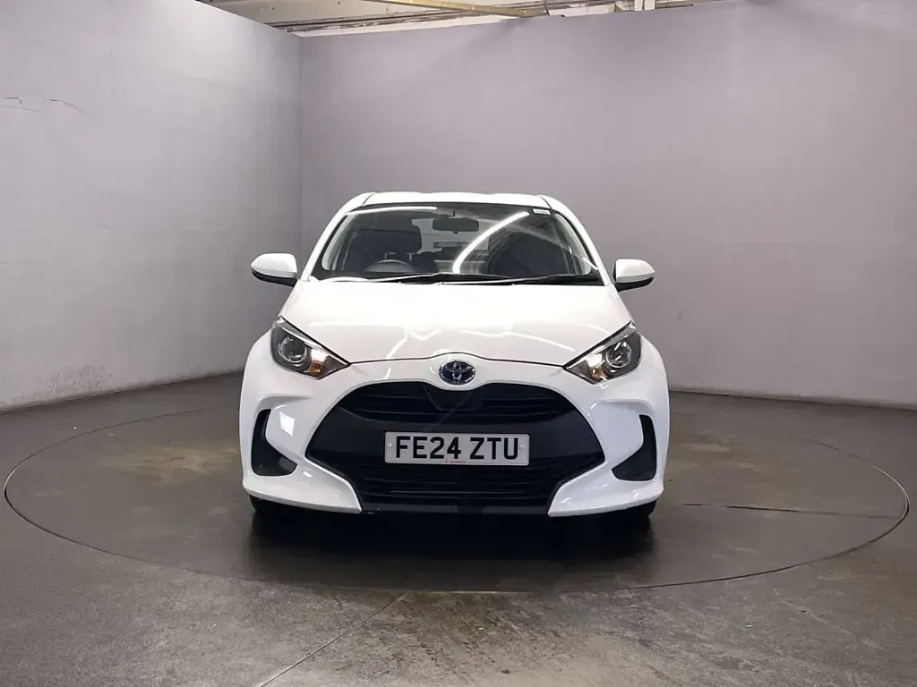 Used Toyota Yaris Hybrid 116 HP (85 kW) 2024 White Hatchback
