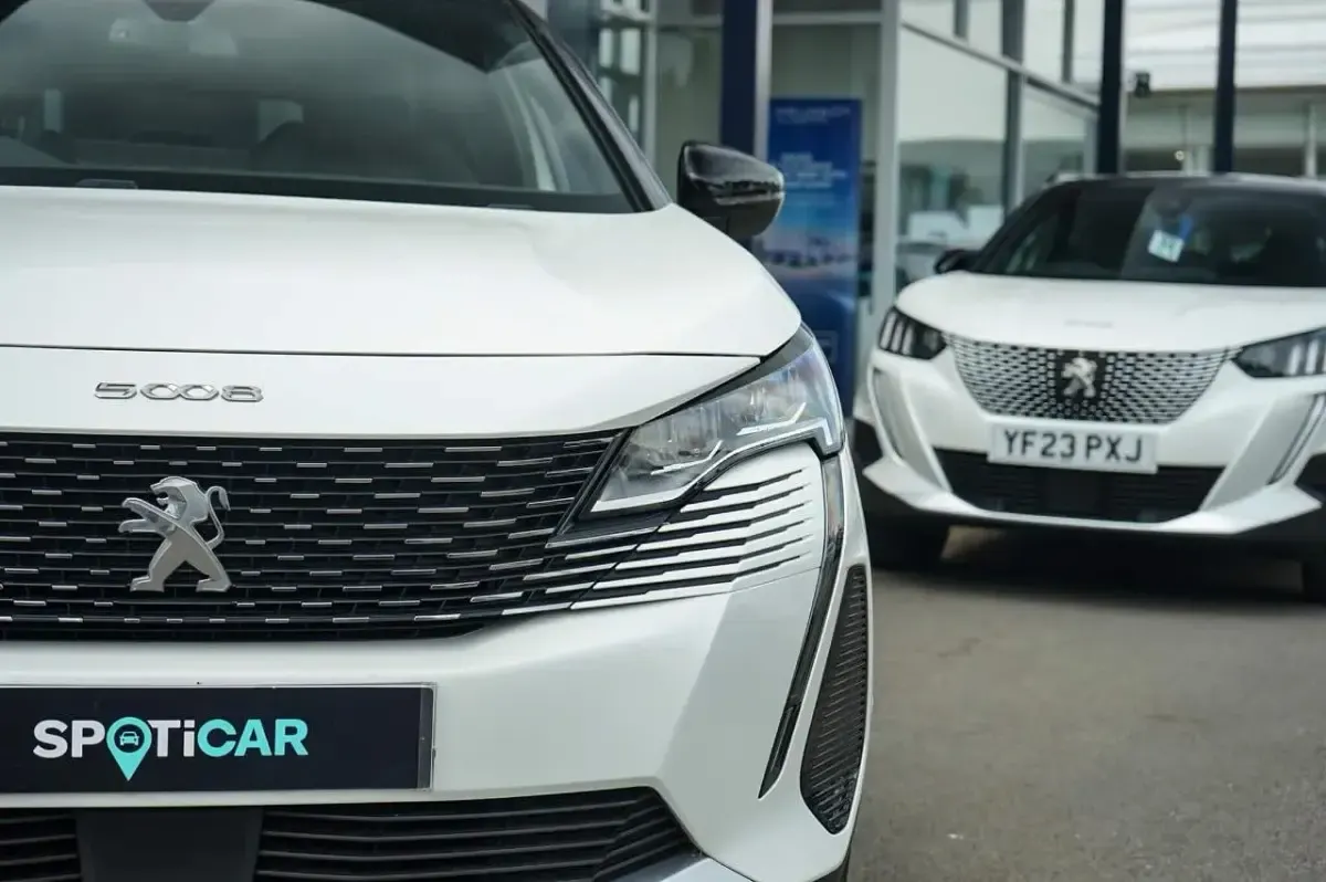 Used Peugeot 5008 Allure+ 130 HP (95 kW) 2023 White SUV