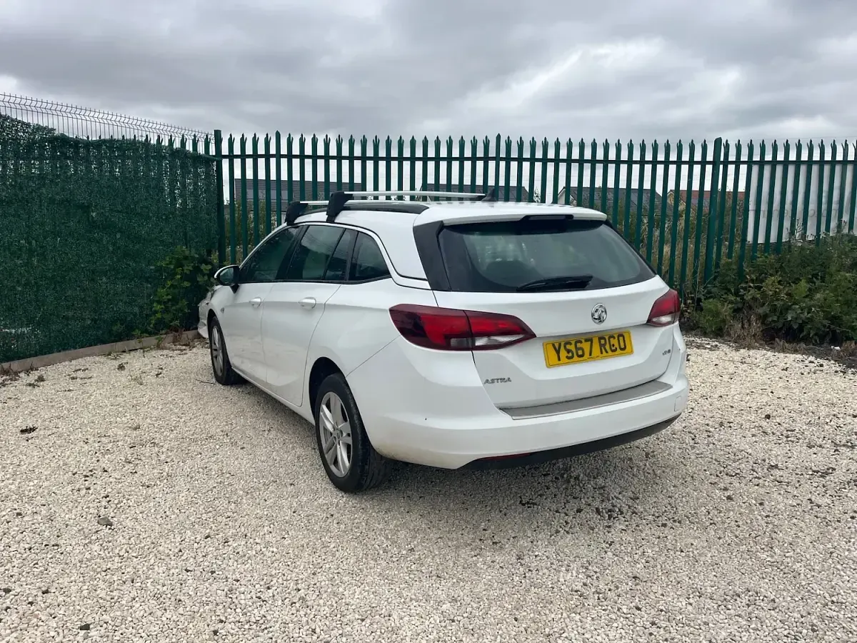 Used Vauxhall Astra 2018 White Estate
