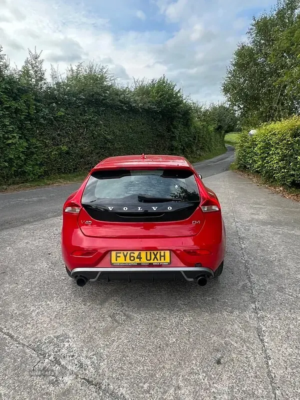 Used Volvo V40 R-Design 190 HP (139 kW) 2014 Red Hatchback