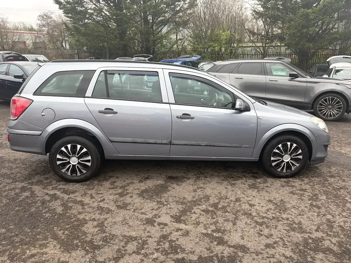 Used Vauxhall Astra Design Edition 138 HP (101 kW) 2009 Silver Estate