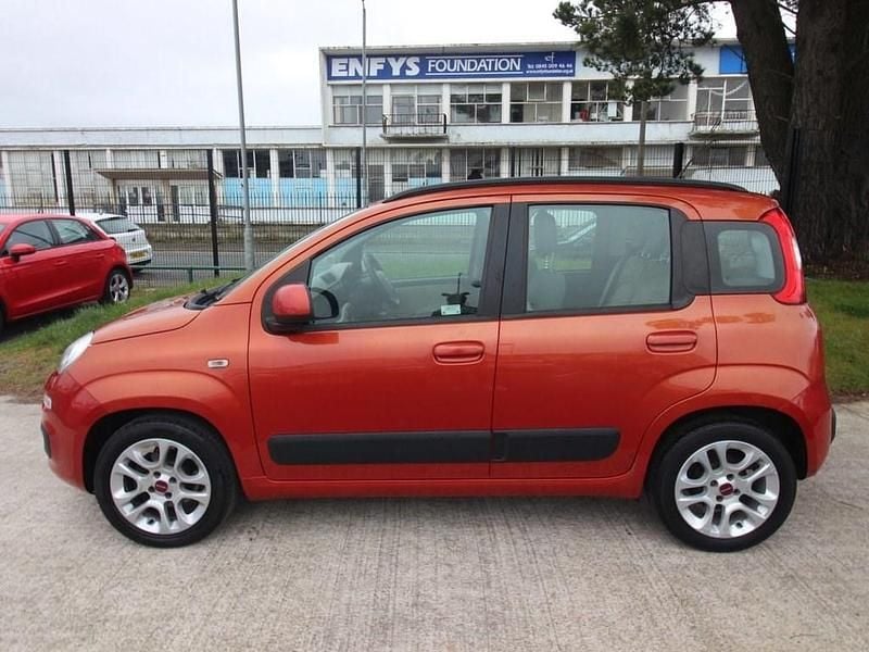 Used Fiat Panda Lounge 69 HP (50 kW) 2016 Red Hatchback