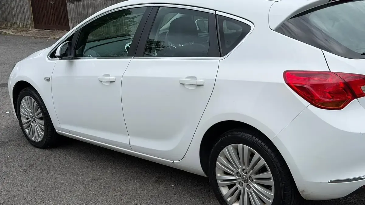 Used Vauxhall Astra Excite 2015 White Hatchback