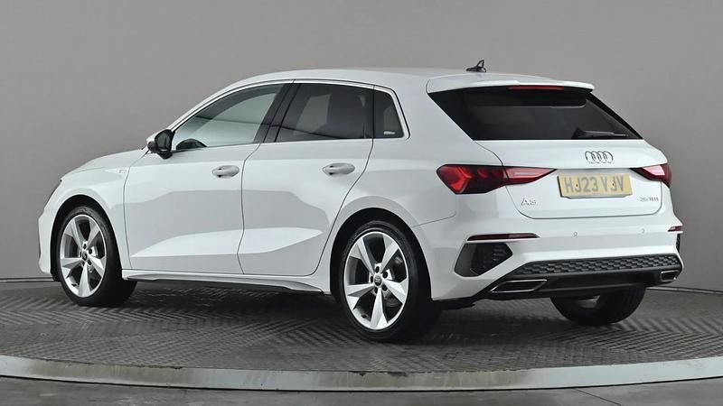Begagnad Audi A3 S-Line 150 HK (110 kW) 2023 Vit Sedan