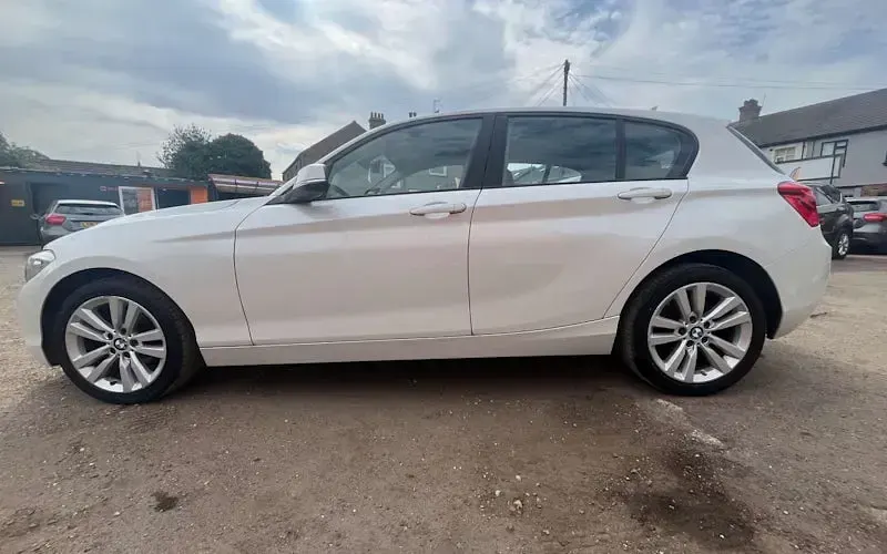 Used BMW 118 Sport Line 136 HP (100 kW) 2015 White Hatchback