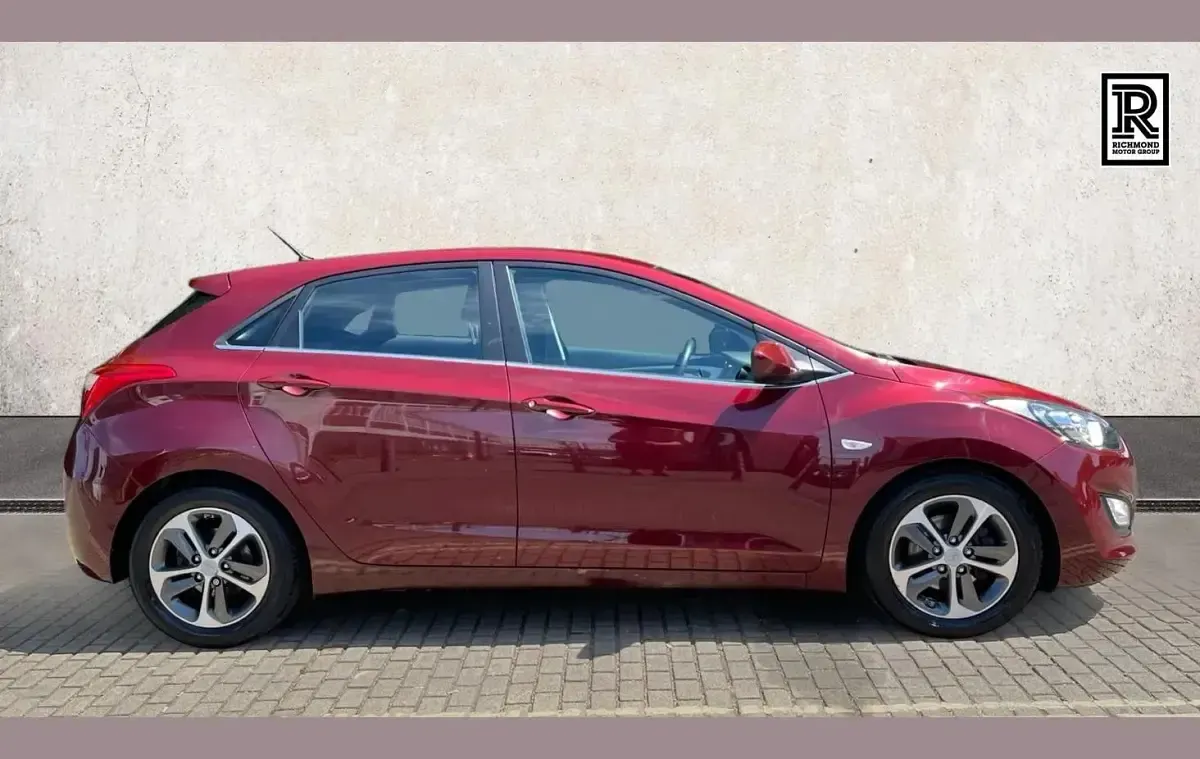 Used Hyundai i30 SE 99 HP (72 kW) 2017 Red Hatchback