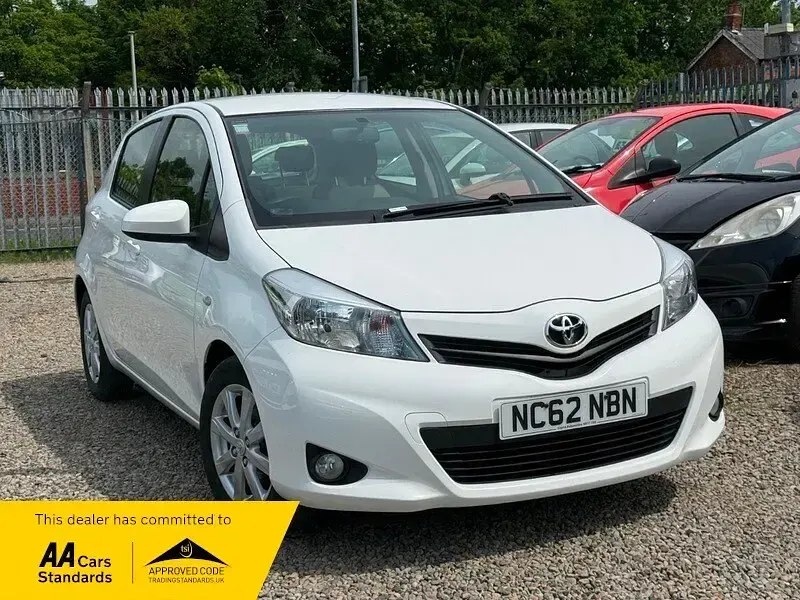 Used Toyota Yaris 99 HP (72 kW) 2017 White