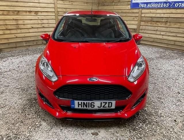 Used Ford Fiesta Zetec 125 HP (91 kW) 2016 Red Hatchback