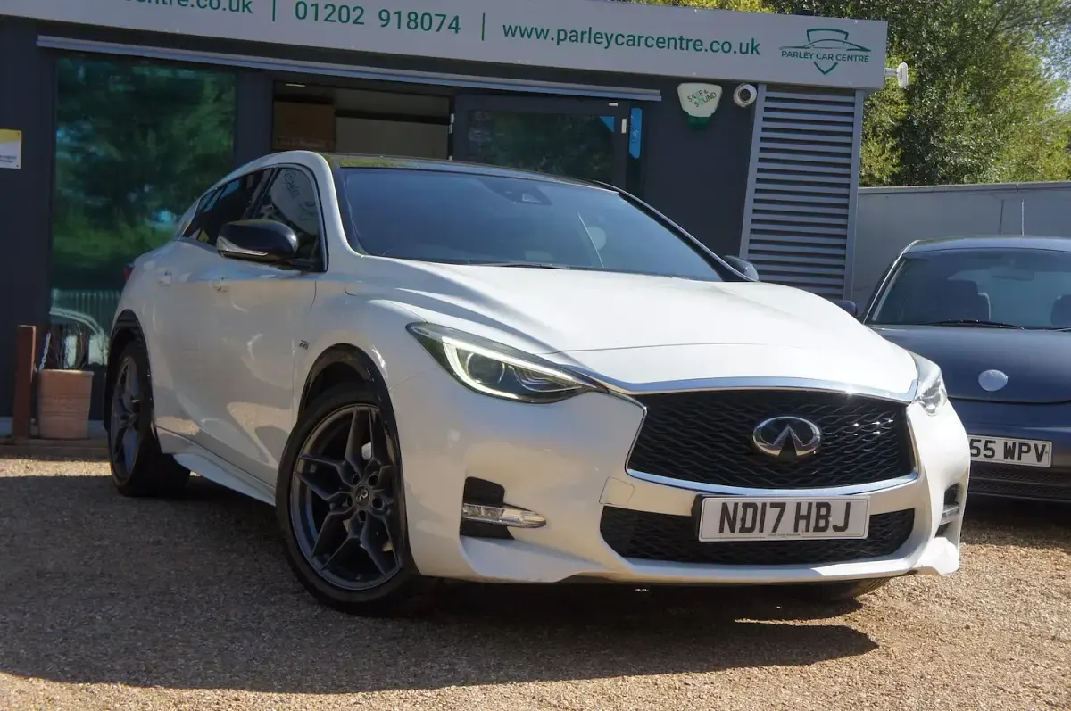 Used Infiniti Q30 Sport Tech 170 HP (125 kW) 2017 White Hatchback