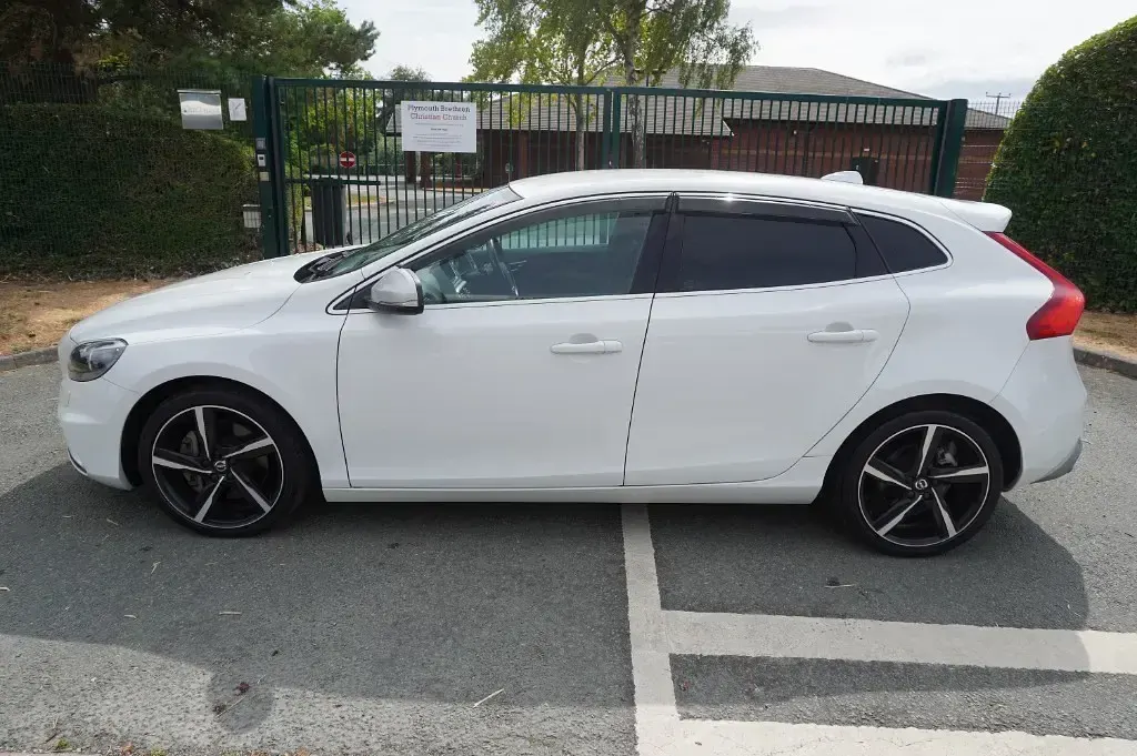 Used Volvo V40 R-Design 245 HP (180 kW) 2016 White Hatchback