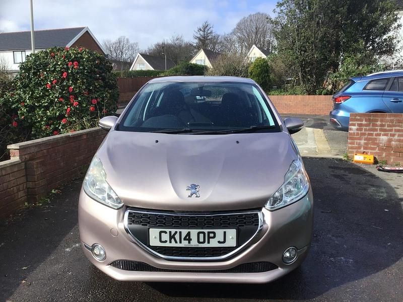 Used Peugeot 208 Active 68 HP (50 kW) 2014 Pink Hatchback