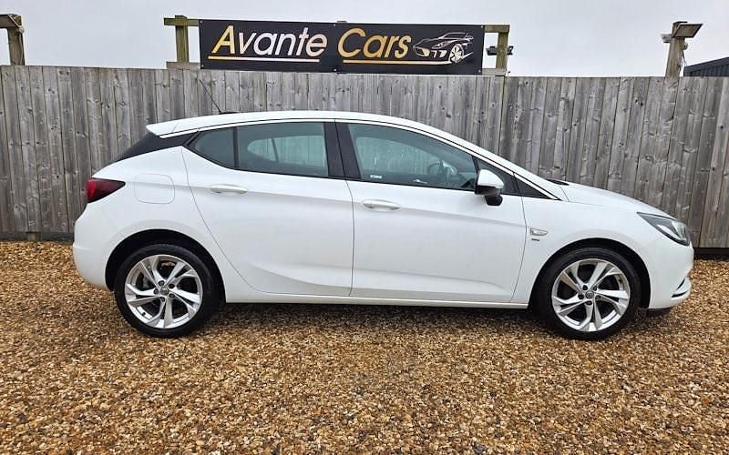 Used Vauxhall Astra SRi 110 HP (80 kW) 2017 White Hatchback
