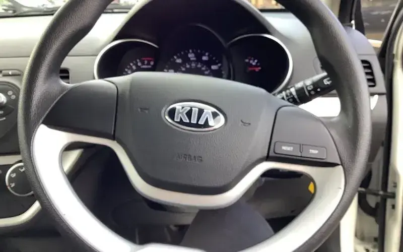 Used Kia Picanto 65 HP (47 kW) 2015 White Hatchback